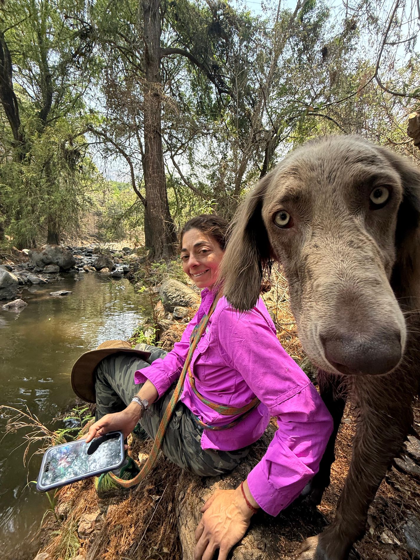 Fátima Kalis junto a Clemente y Thusnelda, el equipo de Vínculo Animal